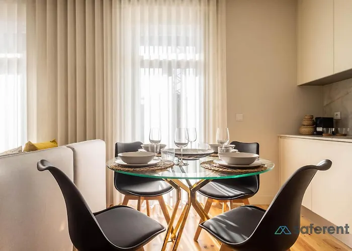 Light-filled Bonjardim *