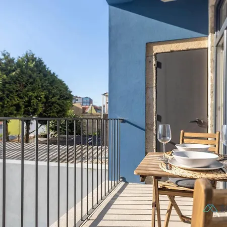 Light-filled Bonjardim Appartement