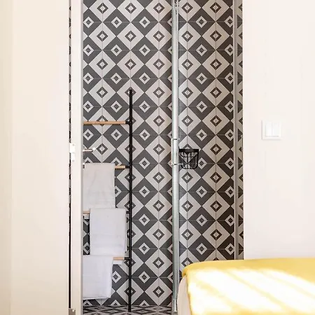 Light-filled Bonjardim * Oporto