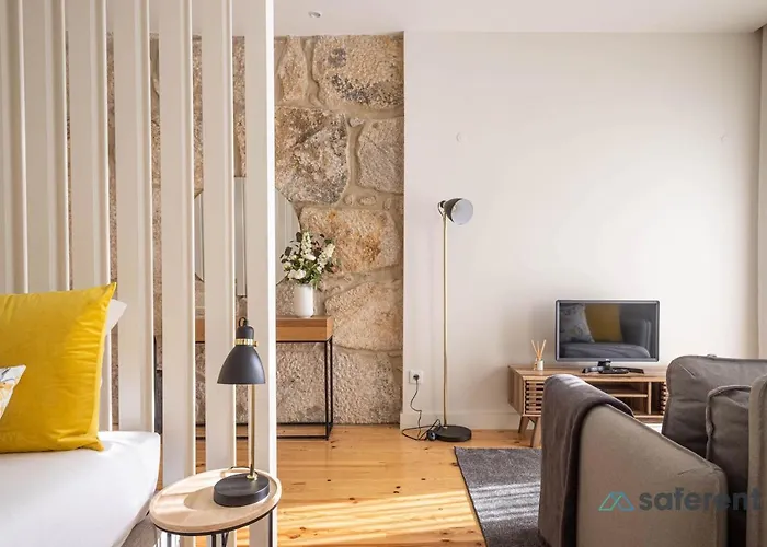 Light-filled Bonjardim Porto