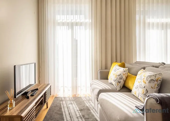 Light-filled Bonjardim Oporto