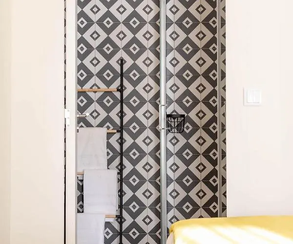 Light-filled Bonjardim * Porto