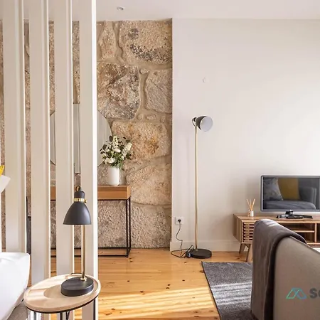 Light-filled Bonjardim Porto