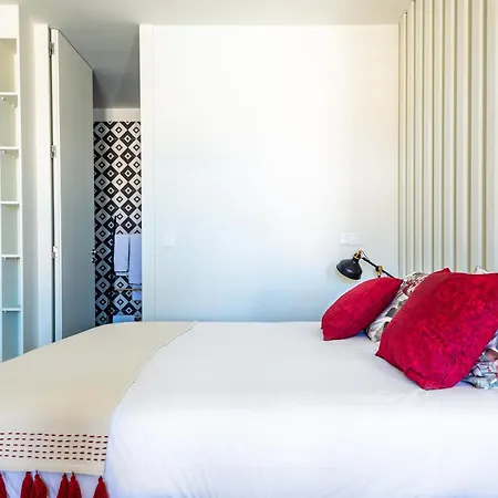 Light-filled Bonjardim Apartment