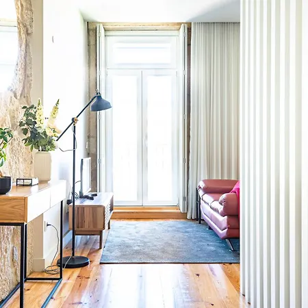 Light-filled Bonjardim Apartment *